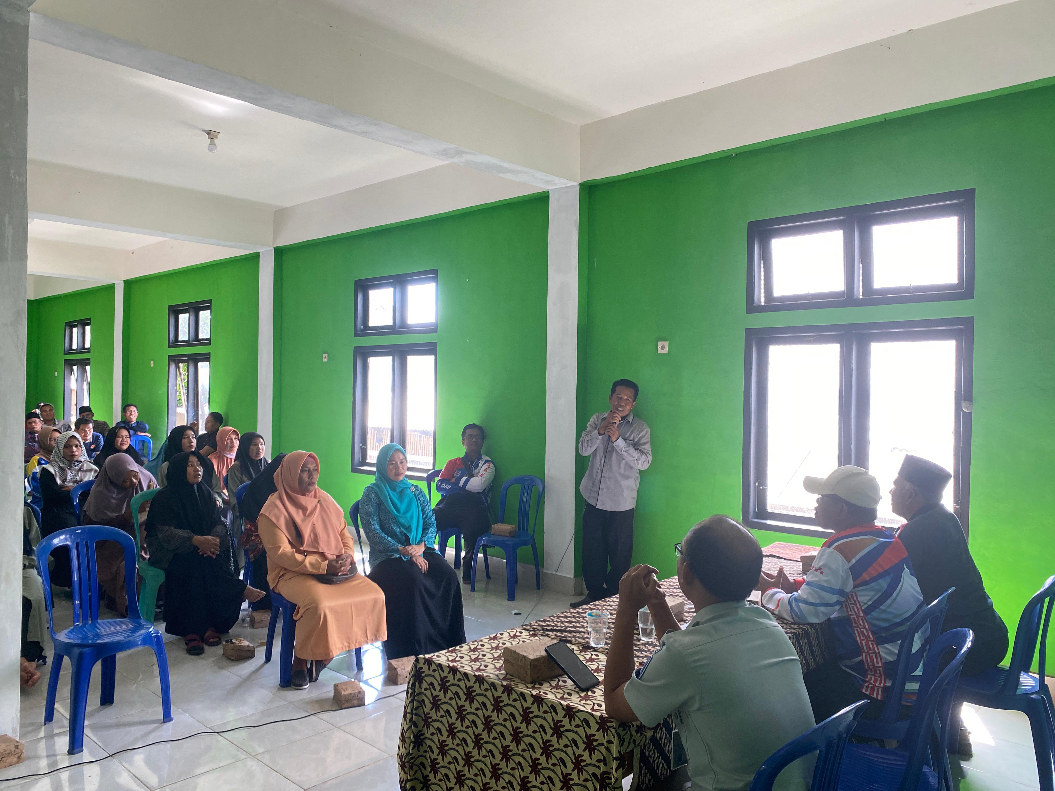 Suasana dialog antara warga dengan Kepala Bidang Perencanaan dan Pengembangan Bappenda NTB Mukarom, di kegiatan Jumat Salam yang digelar di aula kantor Desa Wanasaba Daya, Lotim, Jumat (2/2).