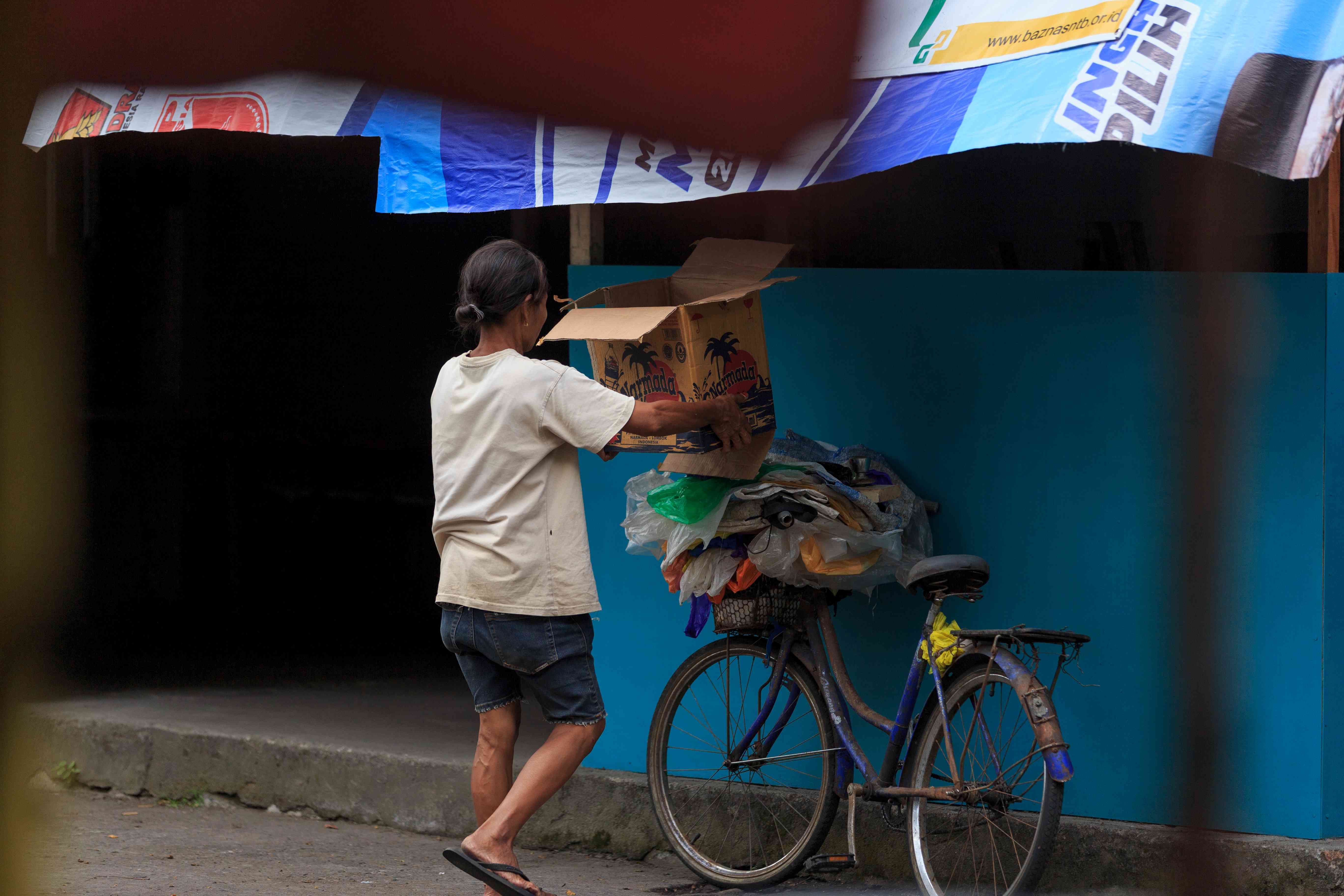 UNTUK SESUAP NASI: Tak jarang, hanya untuk menikmati sesuap nasi, penduduk miskin biasanya mengumpulkan barang-barang bekas untuk dijual dan menghasilkan uang.