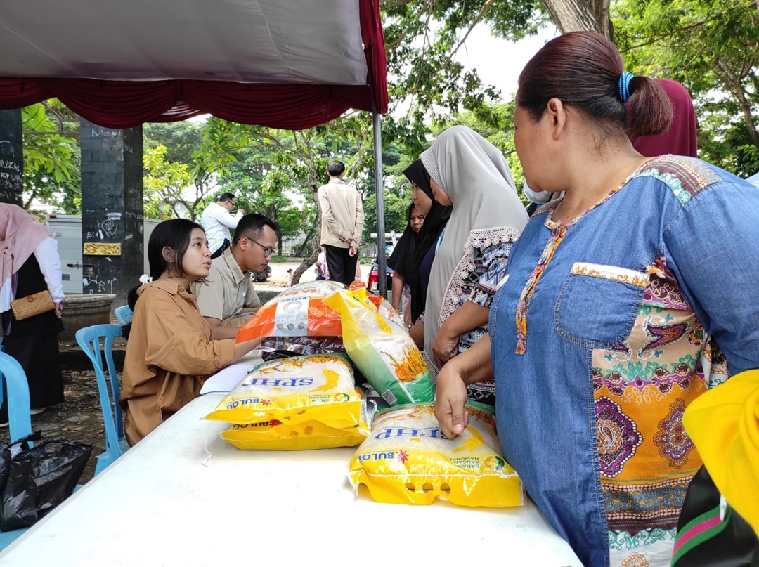 PASAR MURAH: Kegiatan pasar murah yang ada di Desa Suranadi, Lombok Barat, beberapa waktu lalu. (FERIAL/LOMBOK POST)