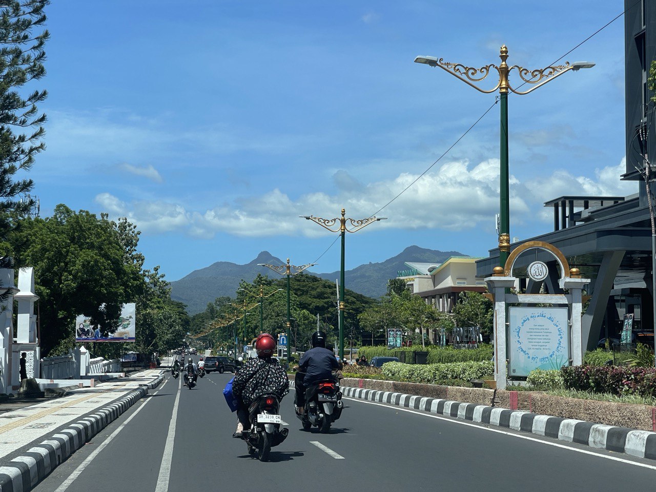 Pengendara melintas di jalan Udayana, Kota Mataram.