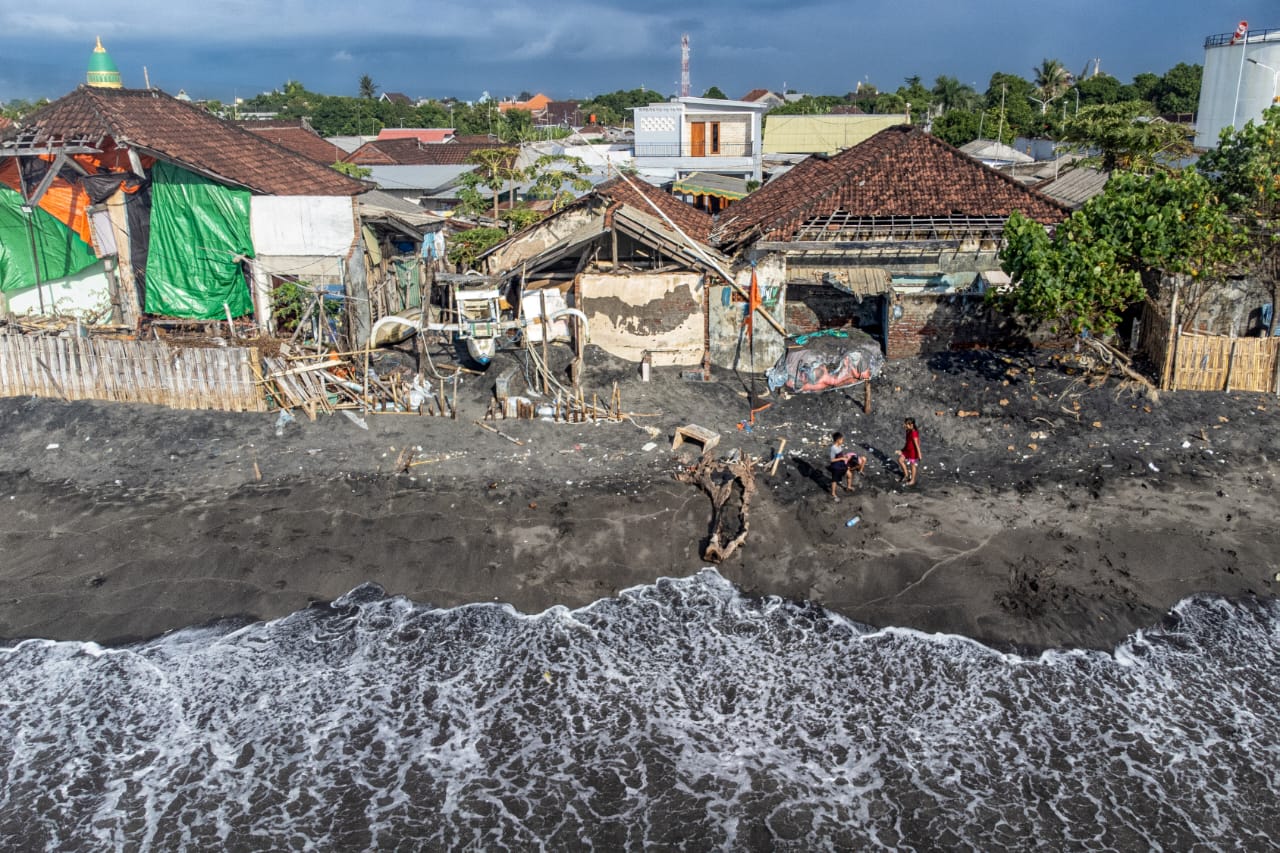 Abrasi parah terjadi di sepanjang pantai Kota Mataram.