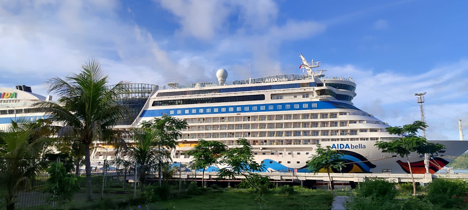 Kapal Pesiar(Cruise) MV Aida Bella sandar untuk untuk pertama kalinya di Pelabuhan Gili Mas Lombok membawa wisatawan asing, Kamis (1/2) lalu.(IST/LOMBOK POST)