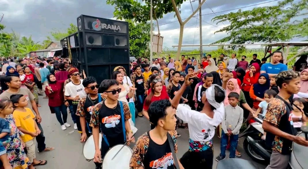 Masyarakat tumpah ruah ke jalan raya menyaksikan kecimol yang memeriahkan salah satu hajatan warga di Lombok Tengah, belum lama ini.