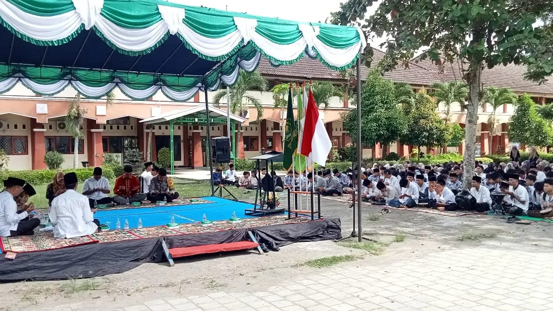 KEGIATAN KEAGAMAAN: Keluarga besar MAN Lobar dan tamu undangan memperingati Isra Miraj 1445 Hijriah di halaman madrasah setempat. (MAN LOBAR FOR LOMBOK POST)