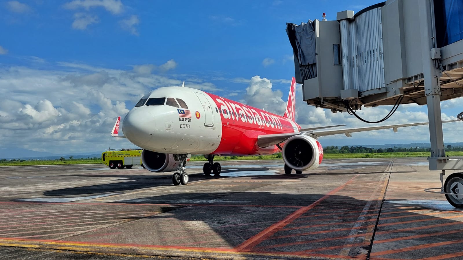 TAMBAH RUTE: Maskapai penerbangan AirAsia Berhad (AK) terbang perdana rute Kuala Lumpur-Lombok (KUL-LOP) di Bandara Internasional Zainuddin Abdul Madjid, Jumat (2/2).