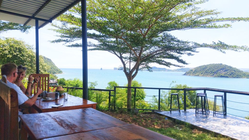 Dua wisatawan mancanegara asik menikmati keindahan Teluk Bumbang dari atas restoran Tunak Cottage Hotel Mandalika, Desa Mertak, Kecamatan Pujut, Loteng.