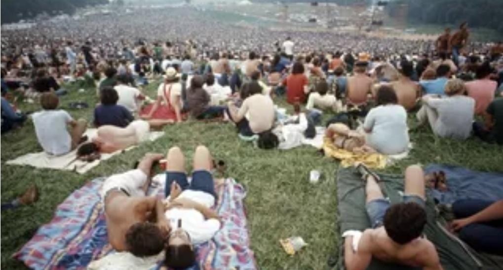 Para pengunjung Woodstock New York 1969. (credit : Roger-Violet)