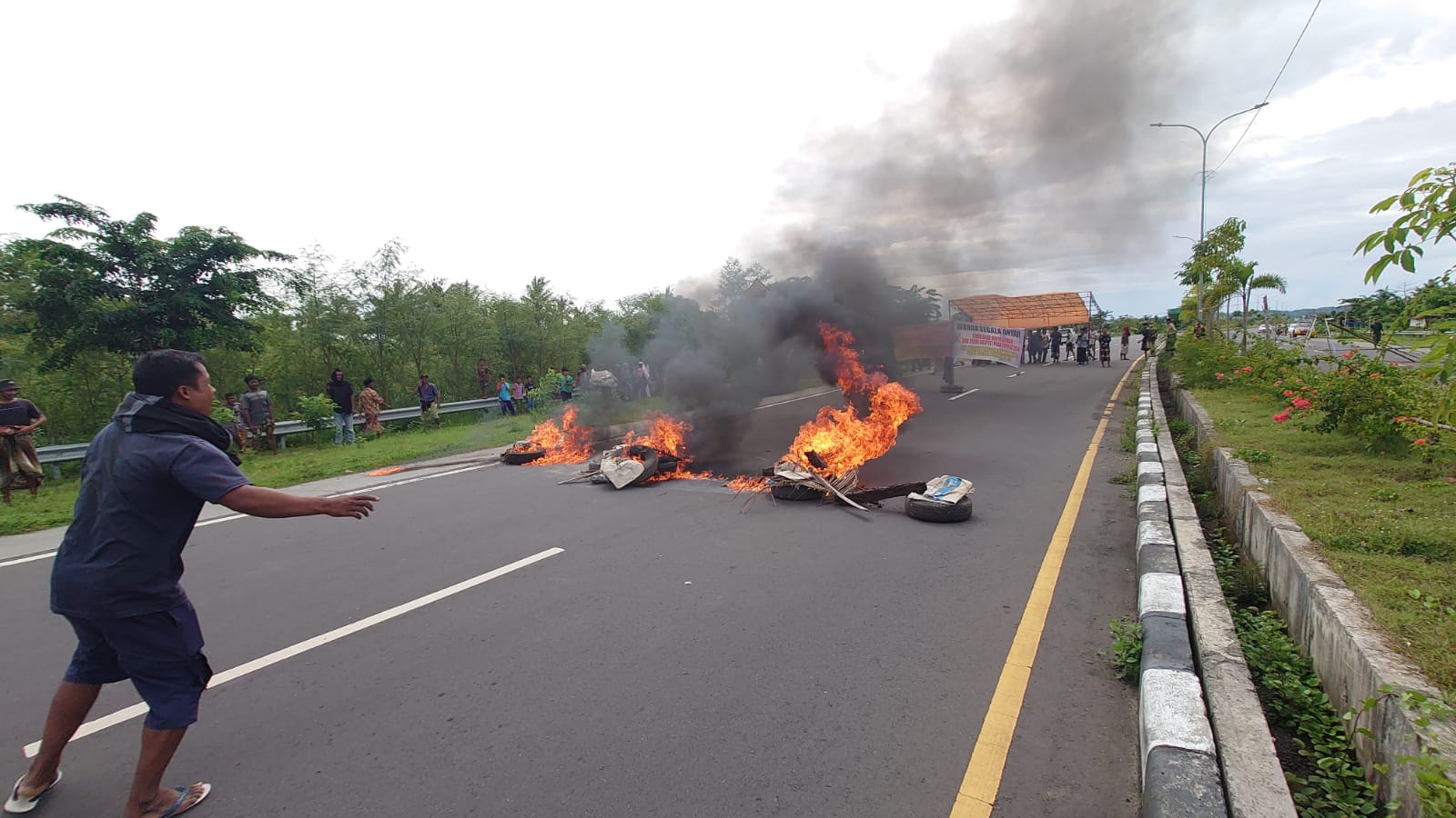 BENTUK KEKECEWAAN: Warga Desa Segala Anyar membakar ban bekas dan blokir jalan di bypass BIL-Mandalika, Minggu siang (4/2).