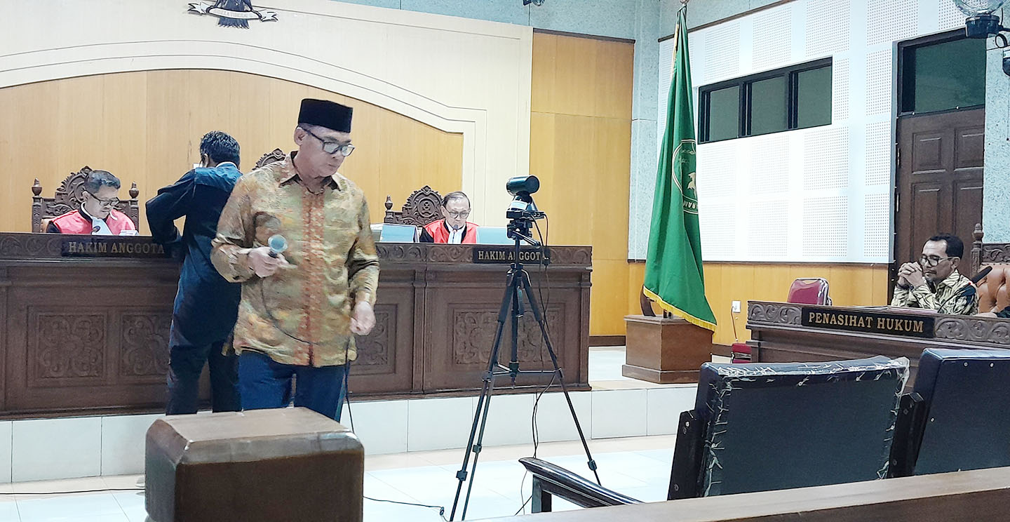 Mantan Kepala Dinas PUPR Kota Bima Muhammad Amin saat bersaksi dalam sidang perkara korupsi mantan Wali Kota Bima Muhammad Lutfi di Pengadilan Tipikor Mataram, Senin (5/2).