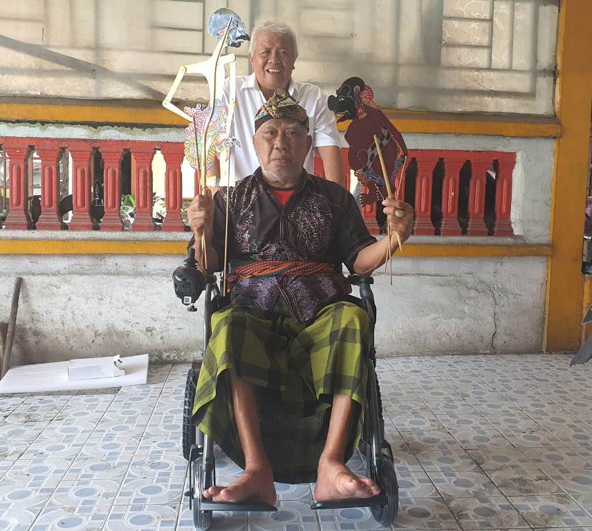 DOKUMENTASI PEDULI SESAMA: Anggota DPR RI dari PDI Perjuangan H Rachmat Hidayat saat memberikan bantuan kursi roda elektrik untuk Dalang Wayang Sasak Lalu Nasib AR, beberapa waktu lalu.