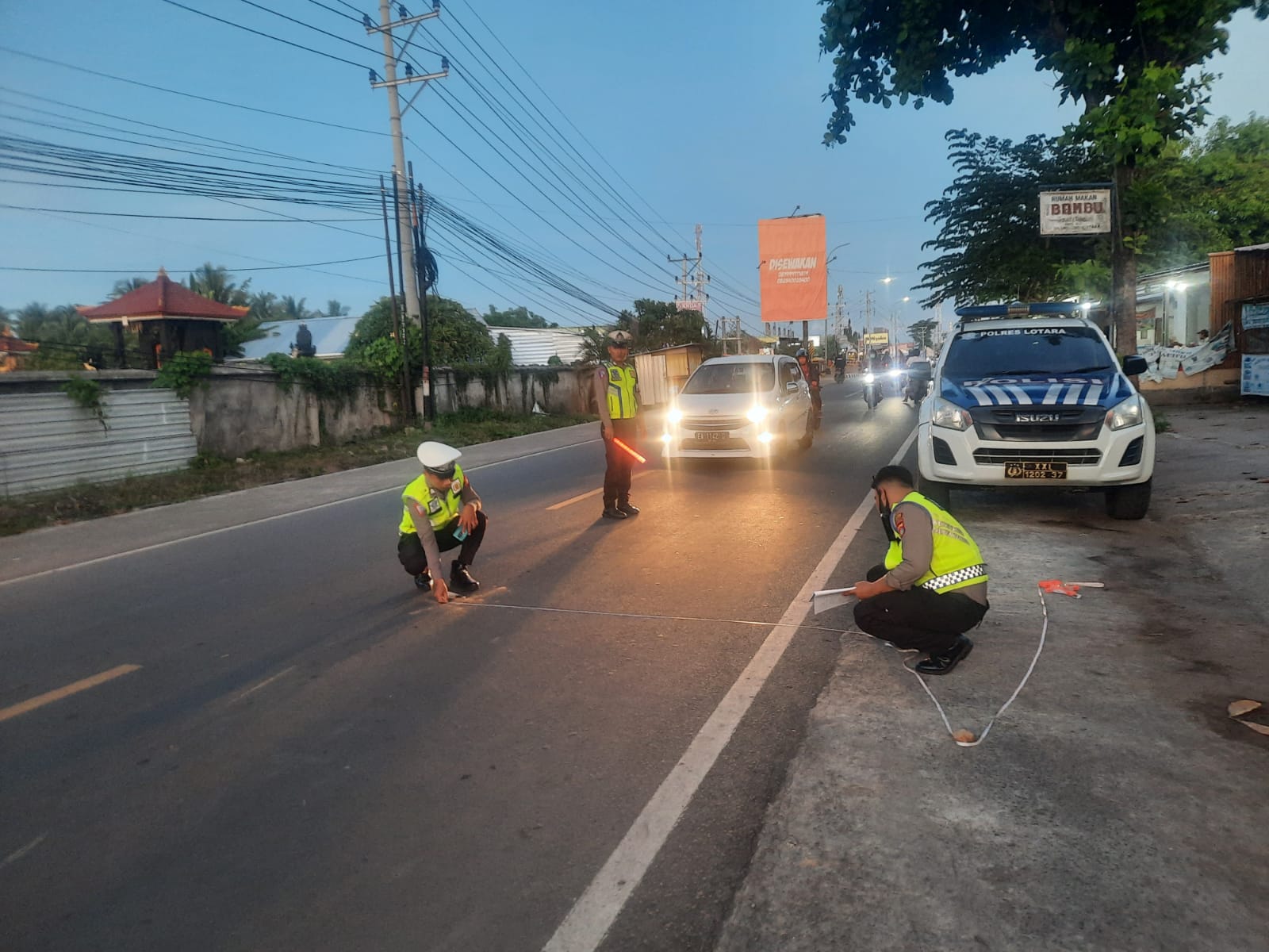 OLAH TKP: Anggota Satlantas Polres Lombok Utara melakukan olah TKP di Simpang Tiga Jalan Raya Tanjung Dusun Majalangu, Desa Sokong, Kecamatan Tanjung, malam akhir pekan lalu.