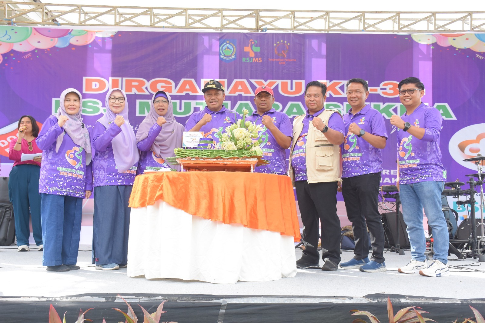 Pj Gubernur NTB H Lalu Gita Ariadi, Pj Sekda NTB H Ibnu Salim, Kepala Dikes NTB H Lalu Hamzi Fikri, Direktur RSJMS Provinsi NTB dr Wiwin Nurhasida saat perayaan HUT RSJMS ke-34, kemarin (4/2).