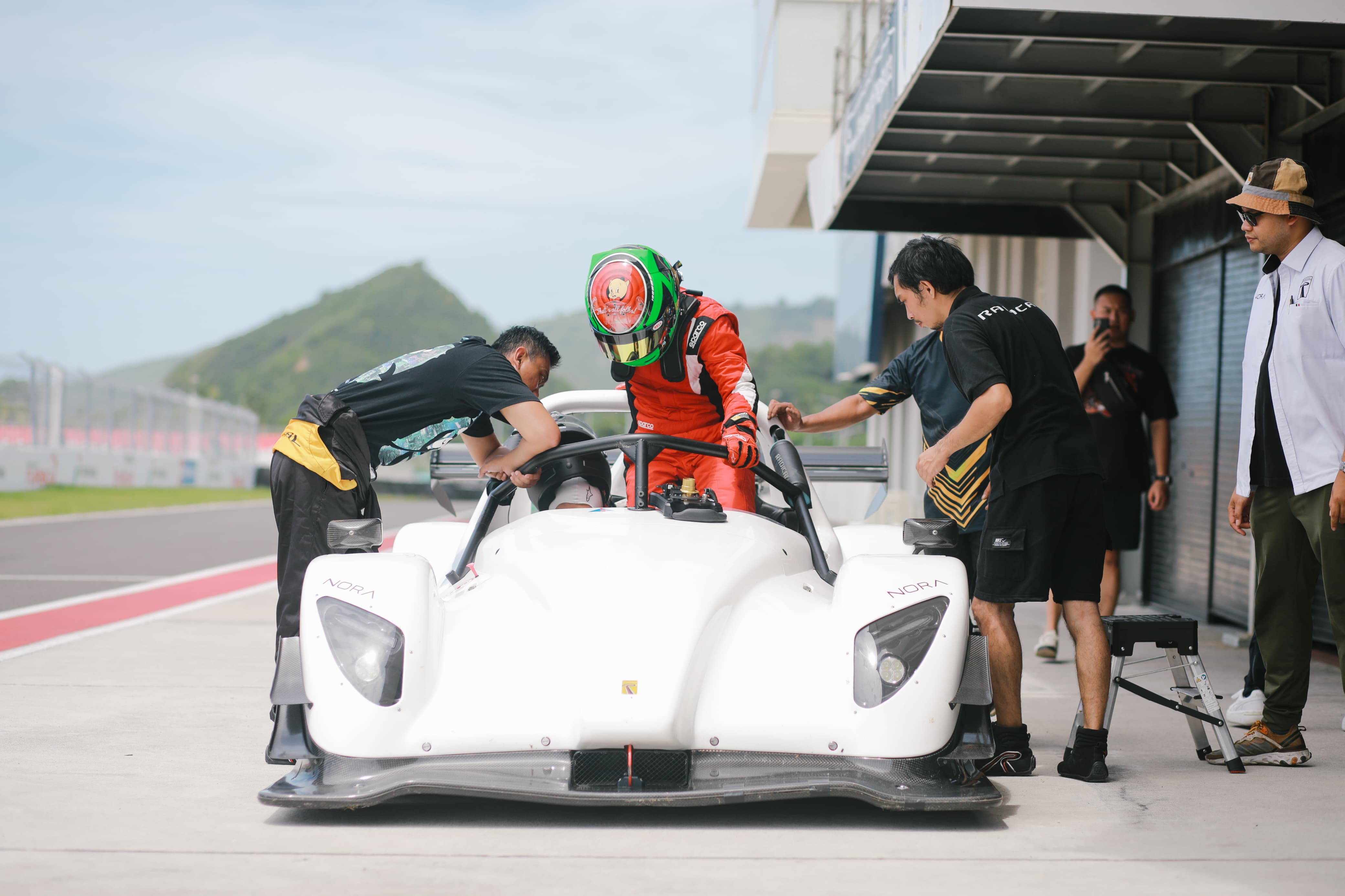 Pembalap Luckas Dwinanda mencoba mobil balap Radical SR3 XXR saat menjajal lintasan Sirkuit Internasional Mandalika, Minggu (4/2).