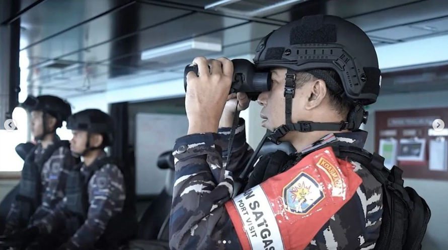 SERIUS: Salah satu momen di dalam  KRI dr. Radjiman Wedyodiningrat-992, Satgas Port Visit Mesir dalam misi kemanusiaan pengiriman bantuan untuk Gaza. (tangkapan layar IG Kemhan RI)