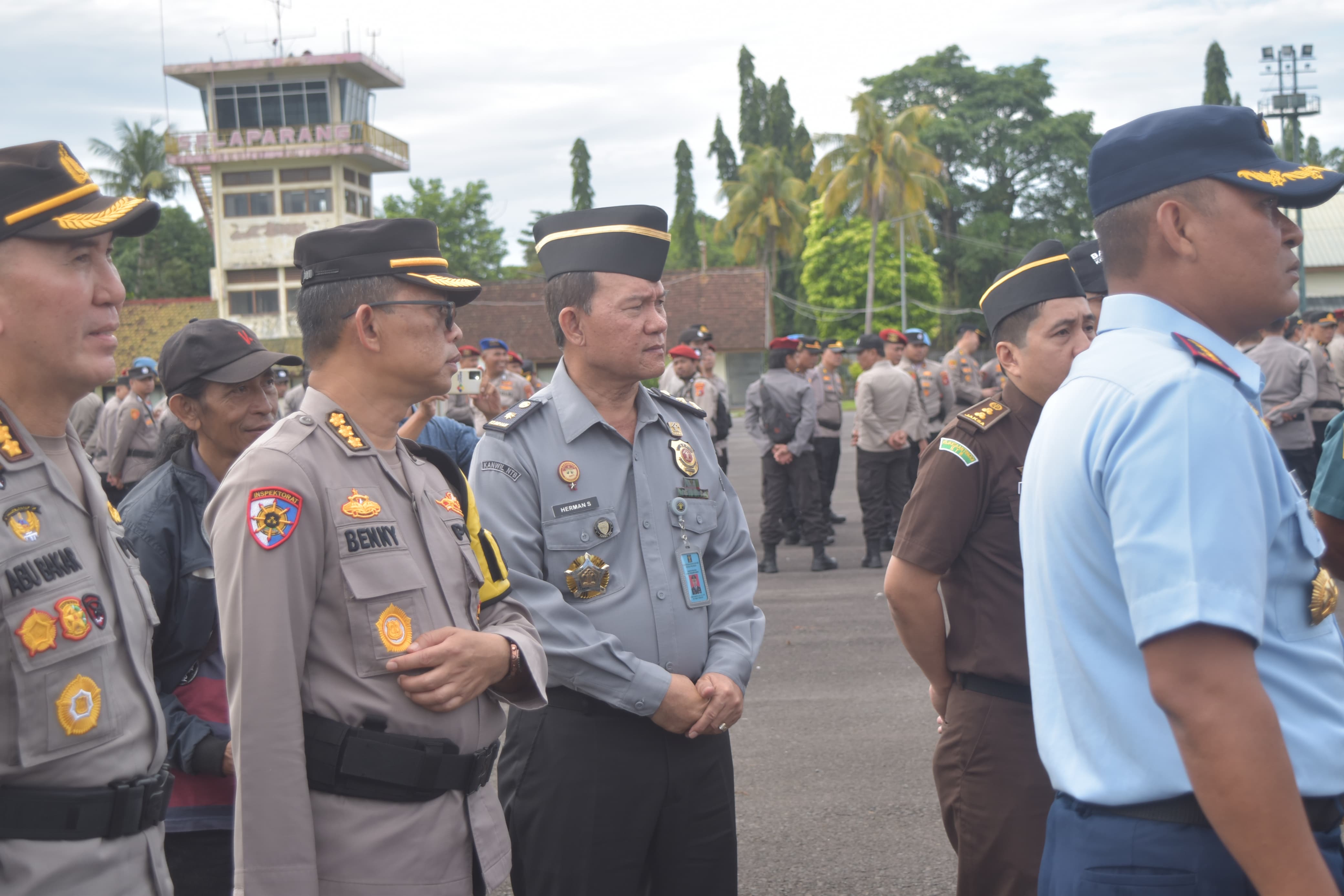 CEK KESIAPAN: Kepala Divisi Pemasyarakatan Kanwil Kemenkumham NTB Herman Sawiran hadir dalam apel gabungan Kesiapan Pengamanan dan Pemeriksaan Logistik Pemilu 2024, Senin (5/2).
