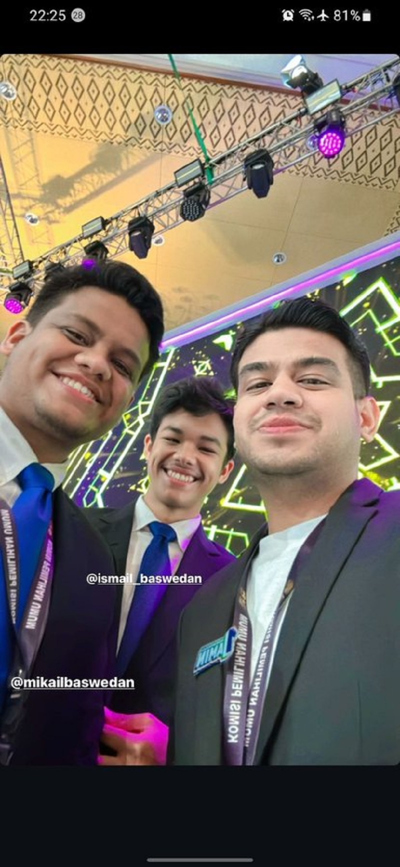 DUKUNG AMIN: Influencer Fadil Jaidi berswafoto dengan dua putra capres Anies Baswedan, di sela-sela debat capres, Minggu (4/2) malam. (Tangkapan layar Instagram @fadiljaidi