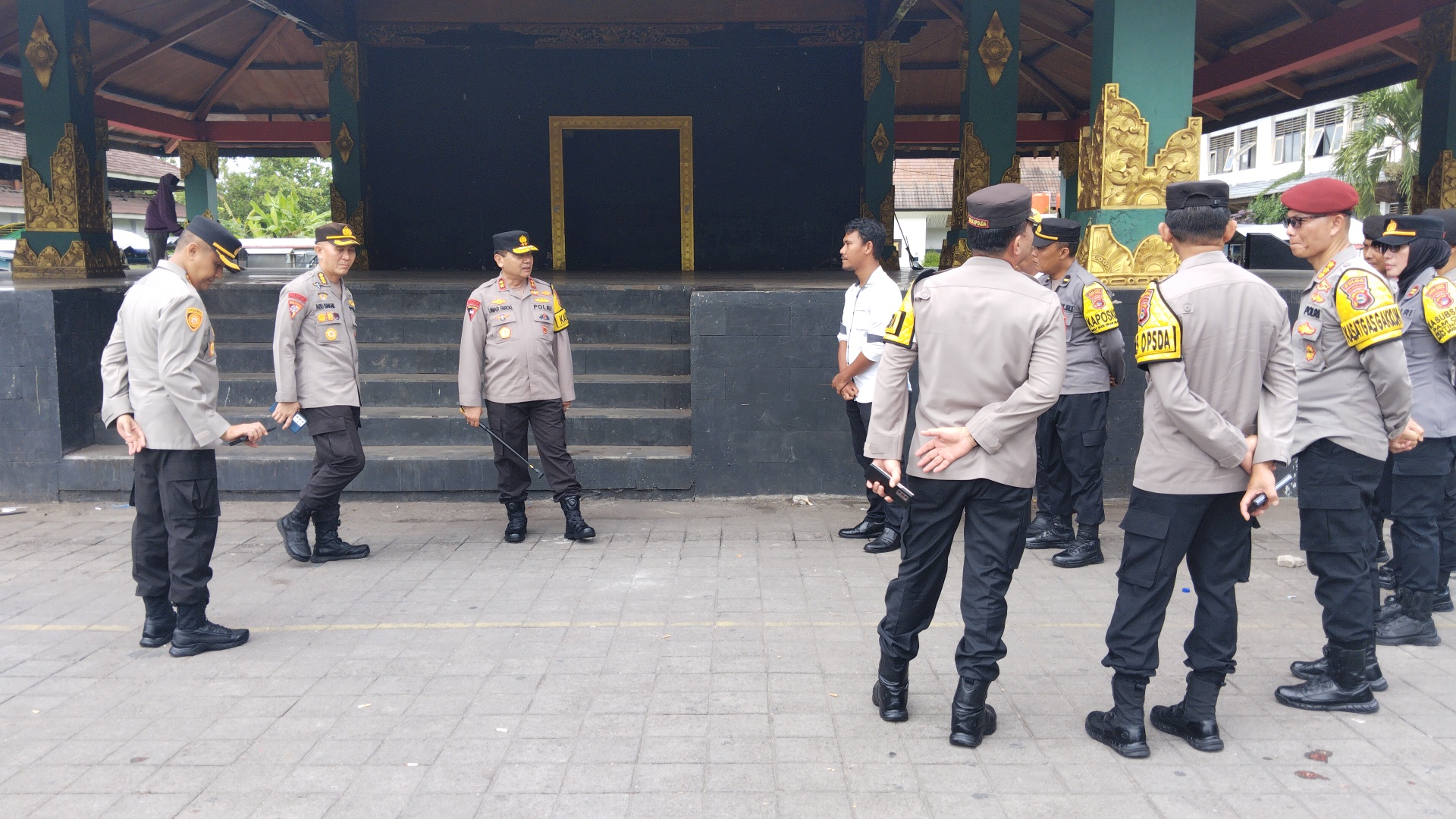 PANTAU LOKASI: Kapolda NTB Irjen Pol Drs Raden Umar Faroq (tiga kiri) beserta jajaran memantau Alun-Alun Tastura, Kota Praya, Loteng, Senin (5/2).