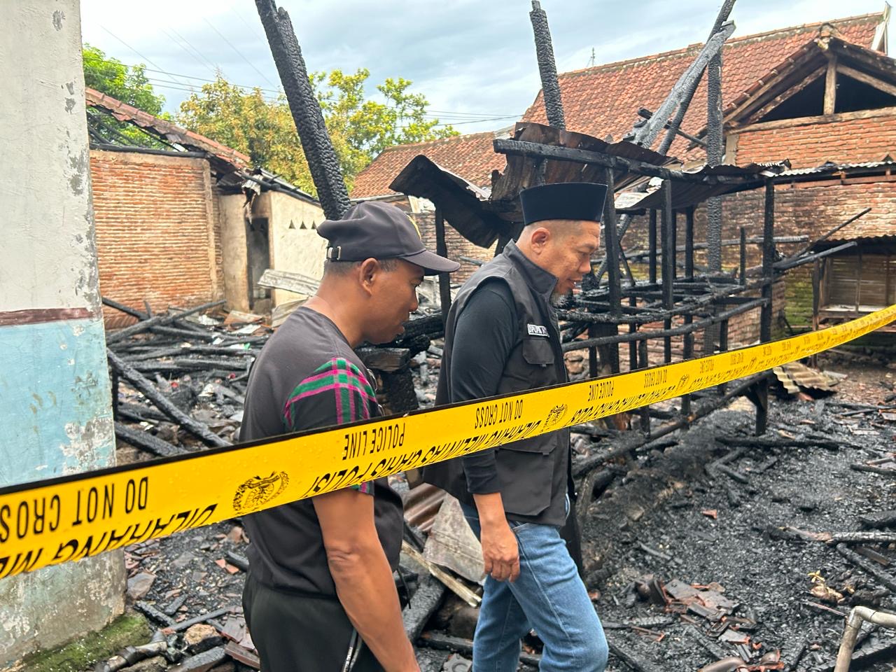 TINJAU: Pj Gubernur NTB Mohammad Rum saat meninjau lokasi kebakaran di Kelurahan Matakando Kecamatan Mpunda, Sabtu pagi (3/2).(Diskominfotik Kota Bima For Lombok Post)