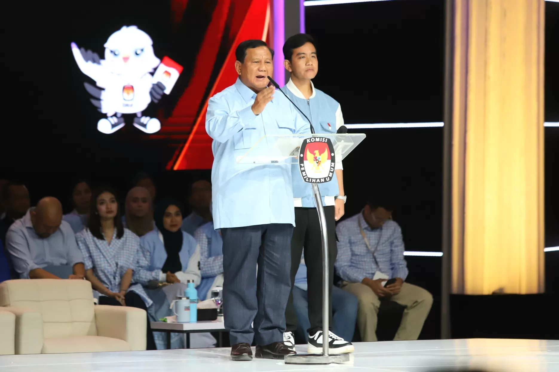 Capres-cawapres nomor urut 2 Prabowo Subianto dan Gibran Rakabuming memberikan pandangan saat debat kelima Pilpres 2024.(DERY RIDWANSAH/ JAWAPOS)