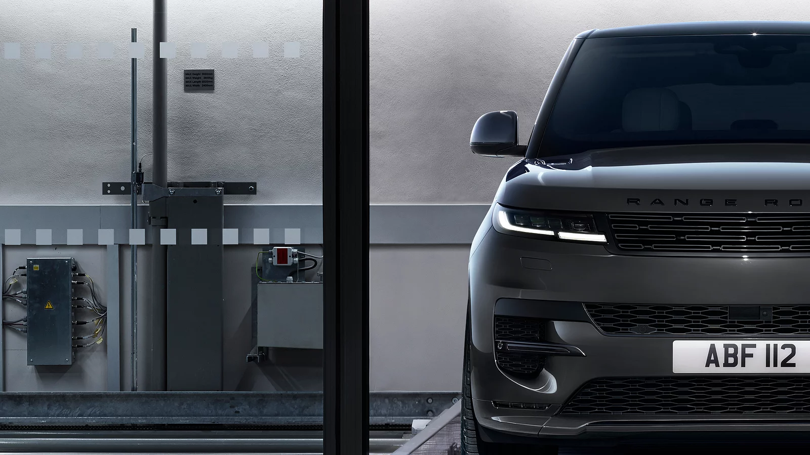 Range Rover listrik tetap mempertahankan desain khas Inggris Raya dan kemampuan untuk dibawa ke mana saja. (foto : landrover.co.id)