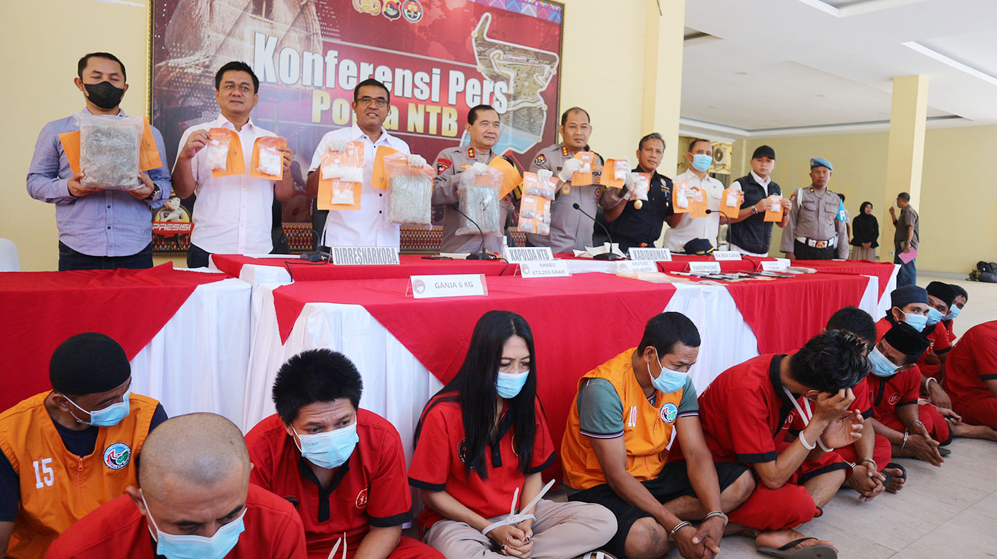 Kapolda NTB Irjen Umar Faroq (empat dari kiri) didampingi Dirresnarkoba Kombespol Deddy Supriadi (tiga dari kiri) dan jajarannya menunjukkan barang bukti narkoba dan para tersanagka dalam konferensi p