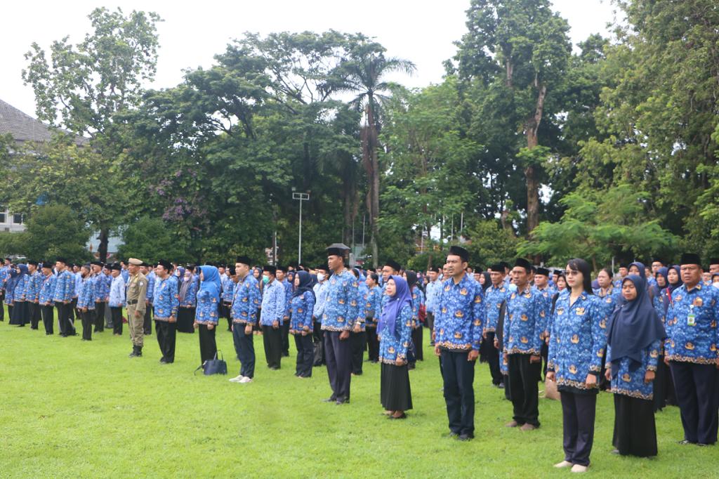 Puluhan ASN lingkup Pemprov NTB mengikuti upacara, yang rutin di gelar Pj Gubernur NTB Lalu Gita Ariadi, sebagai bentuk pengingat atas tugas dan tanggung jawab ASN sebagai abdi negara.
