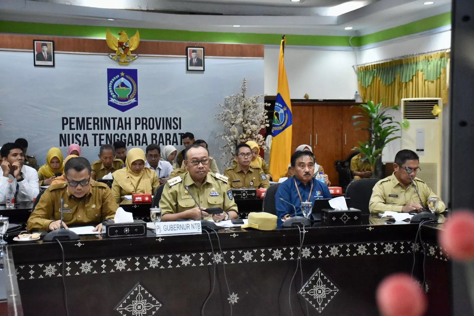 Pj Gubernur NTB HL Gita Ariadi saat melakukan rapat koordinasi membahas ekonomi dan inflasi secara virtual dengan Inspektorat Jenderal Kemendagri Komjen Pol Drs Tomsi Tohir.