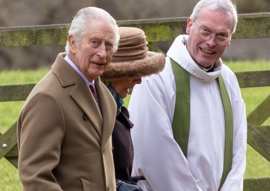 Raja Charles dan Ratu Camilla bergabung dengan Pendeta Canon Paul Williams pada hari Minggu di Sandringham, Norfolk, tempat Charles sedang memulihkan diri. (foto : SplashNews)