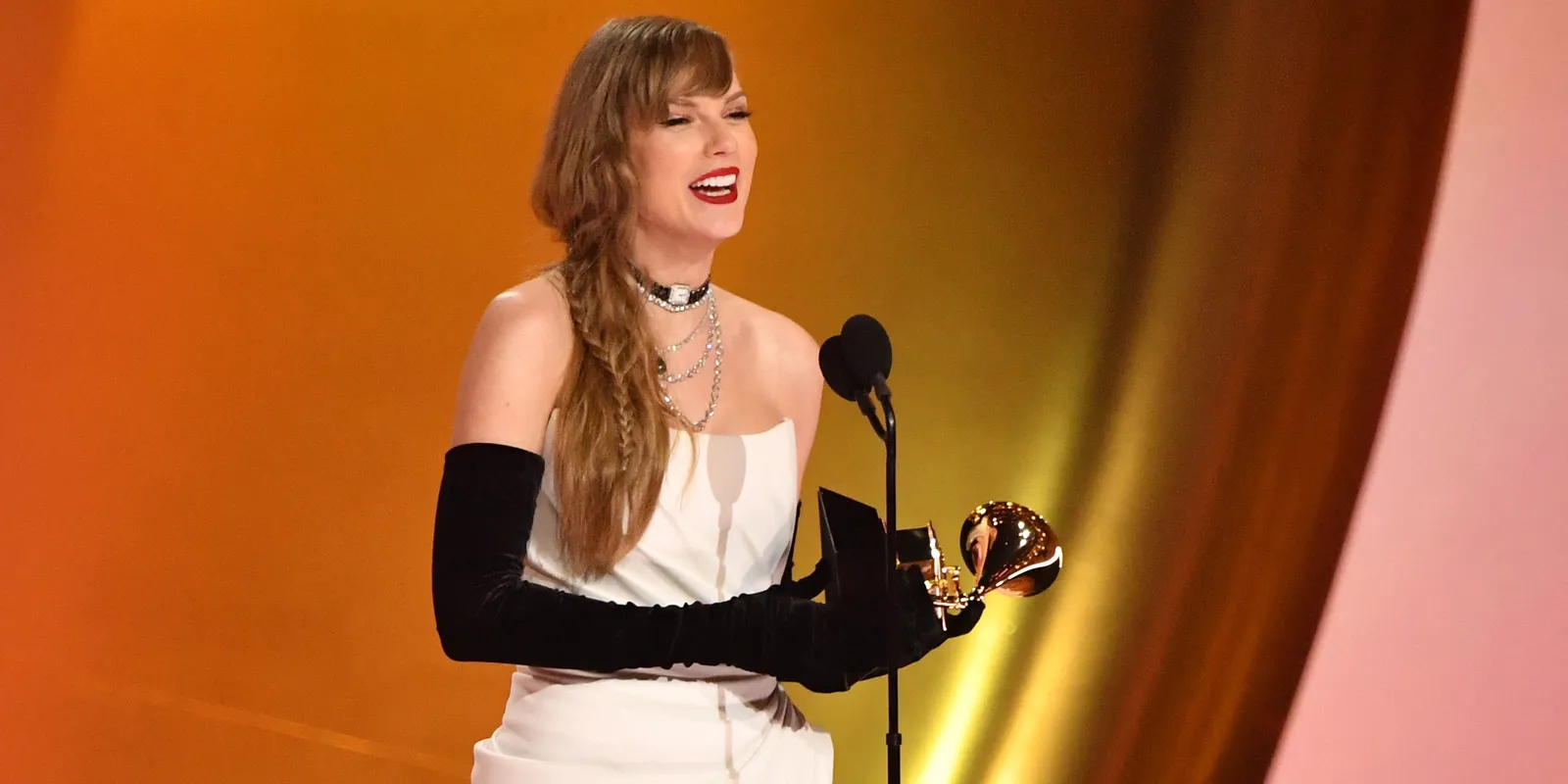 Taylor Swift saat menerimaan penghargaan kategori Album Vokal Pop Terbaik pada Grammy Award ke 66. (foto : Getty Image)
