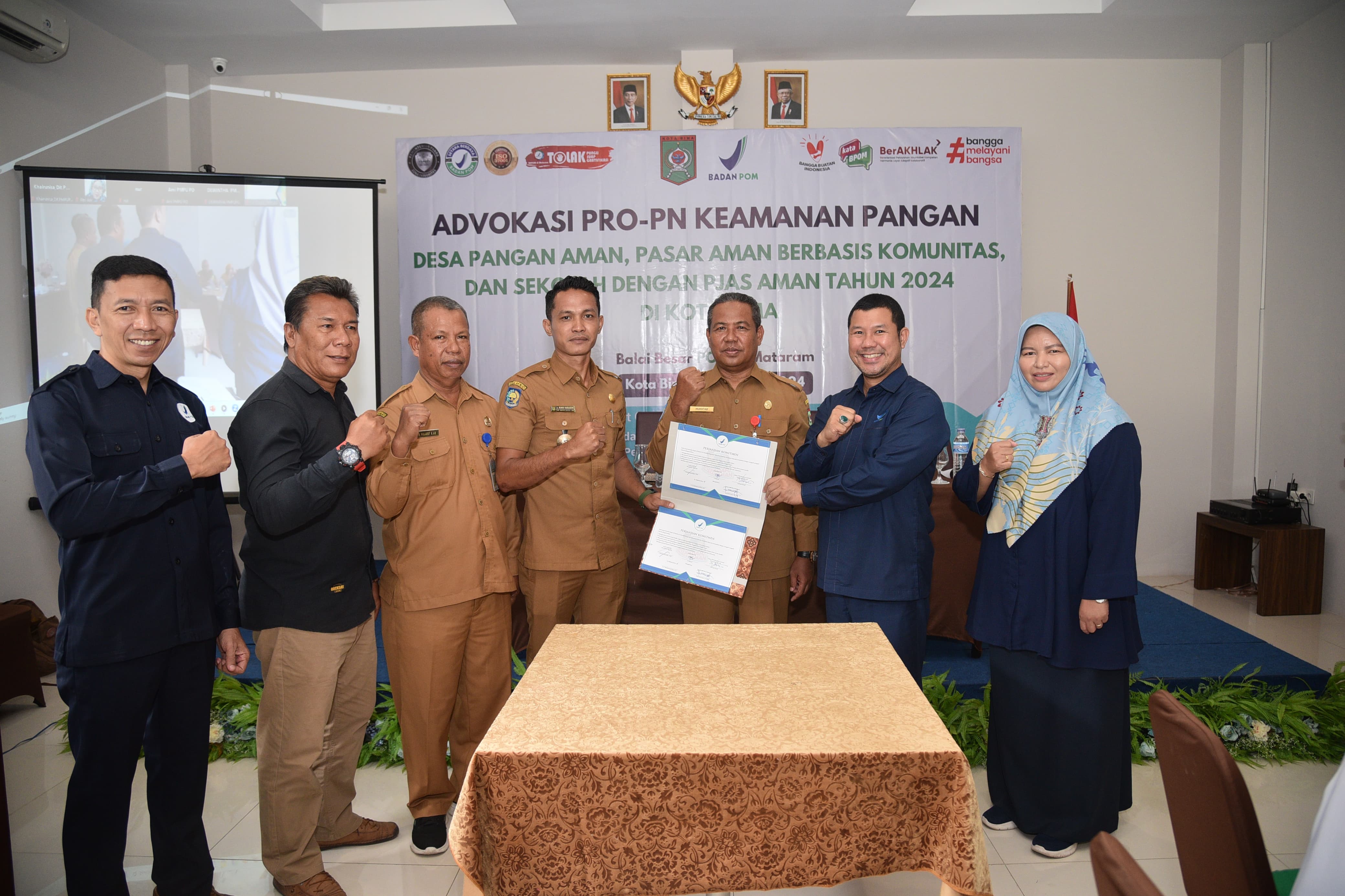 KOMITMEN BERSAMA: Sekda Kota Bima, Kepala BBPOM di Mataram, kepala OPD dan para lurah di Kota Bima siap mendukung pelaksanaan Program Prioritas Nasional Keamanan Pangan di wilayahnya.