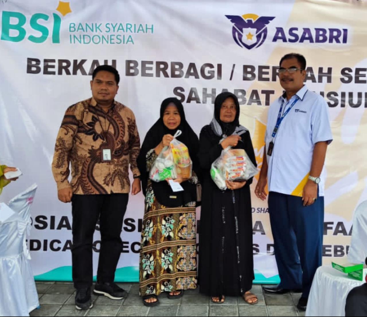 APRESIASI NASABAH: Pimpinan Cabang BSI KCP Mataram Majapahit Kurniawan (kiri) bersama nasabah pensiunan di Kantor BSI KCP Mataram Majapahit, Mataram, Senin (5/2).