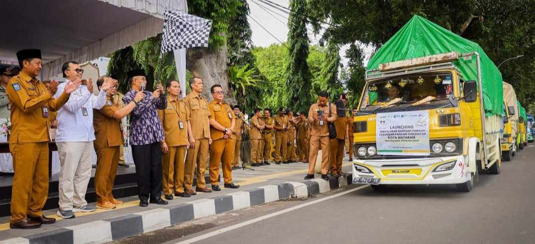 Wakil Wali Kota Mataram TGH Mujiburrahman secara simbolik melepas truk pembawa beras CPP.