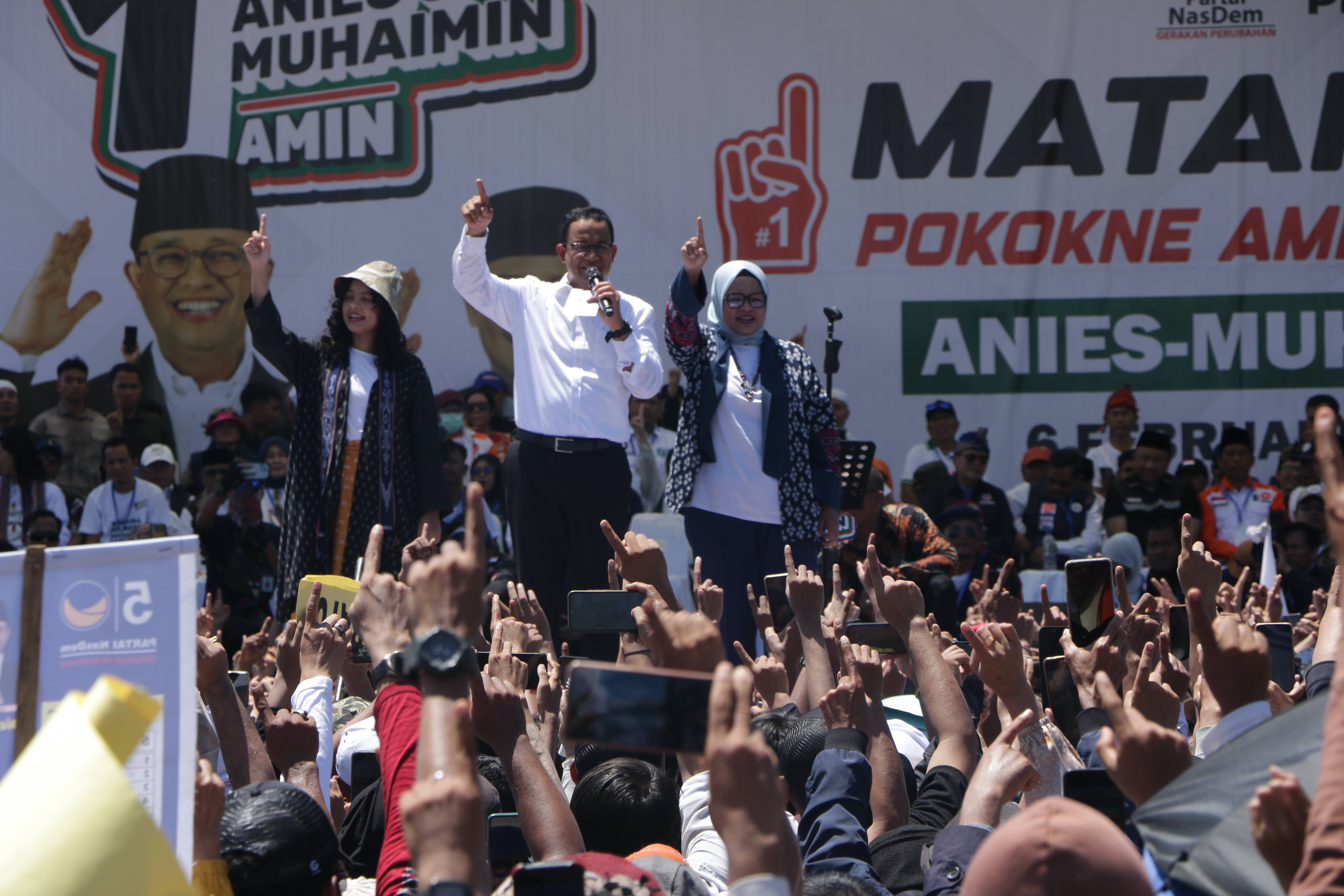 KAMPANYE: Capres Nomor Urut 01 Anies Rasyid Baswedan berkampanye di hadapan massa pendukungnya di Lapangan Umum Karang Pule, Sekarbela, Kota Mataram, kemarin (6/2).
