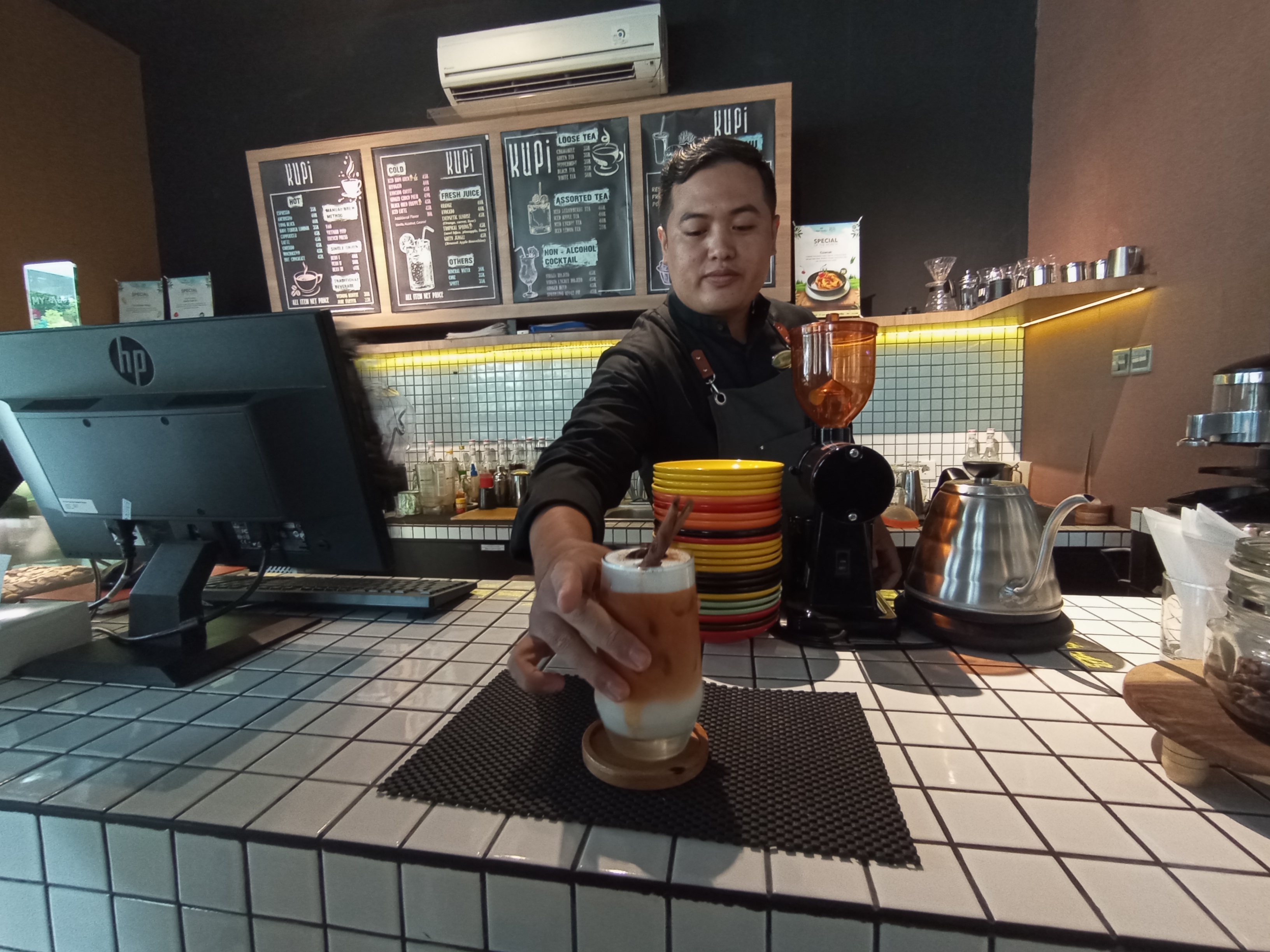 MENU PROMO: Barista KUPi coffee shop menyajikan segelas Chai Tea, menu promo saat ini di kafe tersebut, belum lama ini.(FERIAL/LOMBOK POST)