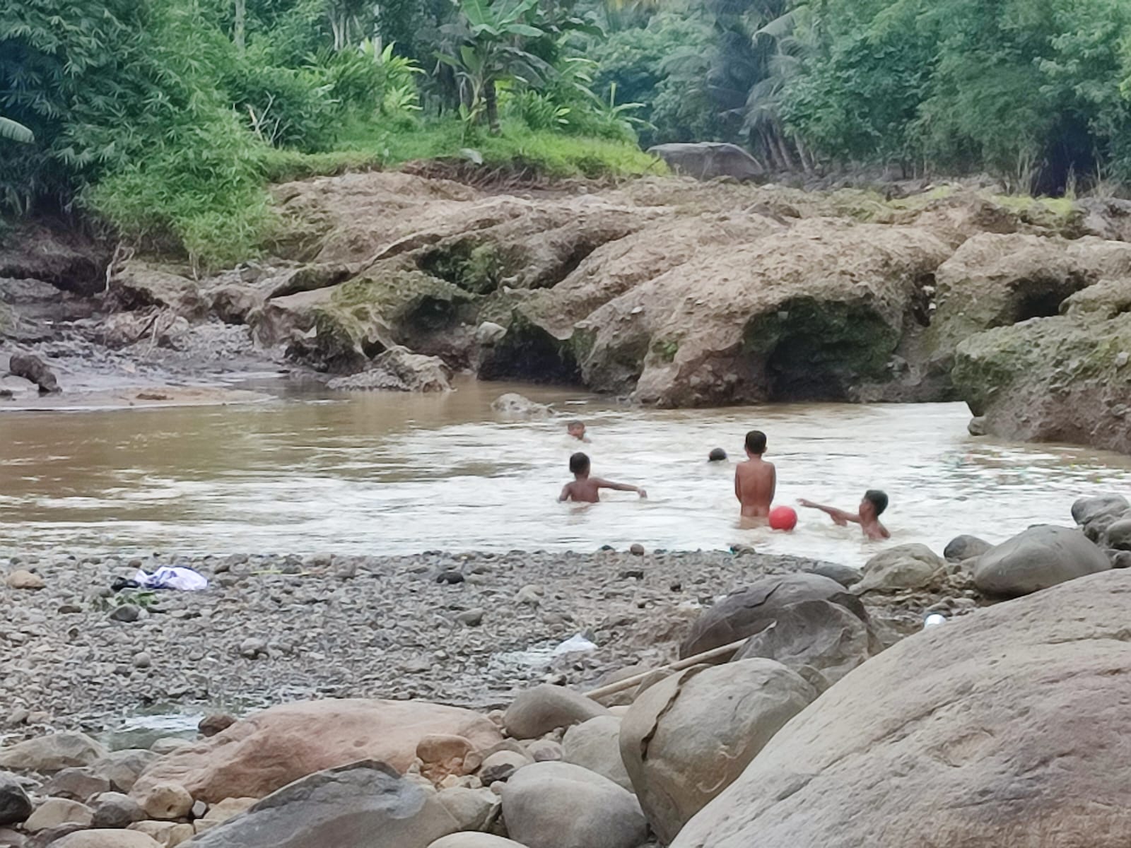 Sejumlah anak-anak sedang asyik bermain air di sungai dengan air keruh.  (IST/LOMBOK POST)