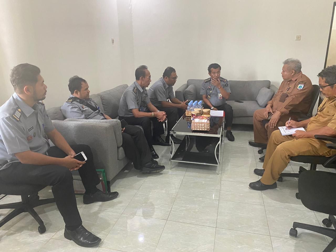 KOLABORASI: Pertemuan Kanwil Kemenkumham NTB dengan Asisten Pemerintahan dan Kesra Setda Sumbawa Barat Mulyadi dan Plt Kabag Hukum Setda Sumbawa Barat Hasanudin, Selasa (6/2).