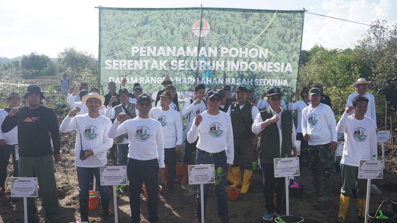 SELAMATKAN LINGKUNGAN: Aksi penanaman mangrove yang dilakukan Balai Pengelolaan DAS Dodokan Moyosari bersama unsur terkait di KEK Mandalika, Rabu (7/2).