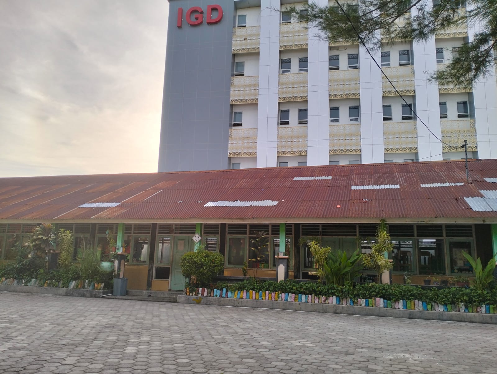 KONTRAS: Bangunan SDN 1 Gerung Utara terlihat kontras dengan gedung IGD RSUD Patut Patuh Padju yang ada dibelakangnya.(SABARIAH FOR LOMBOK POST)