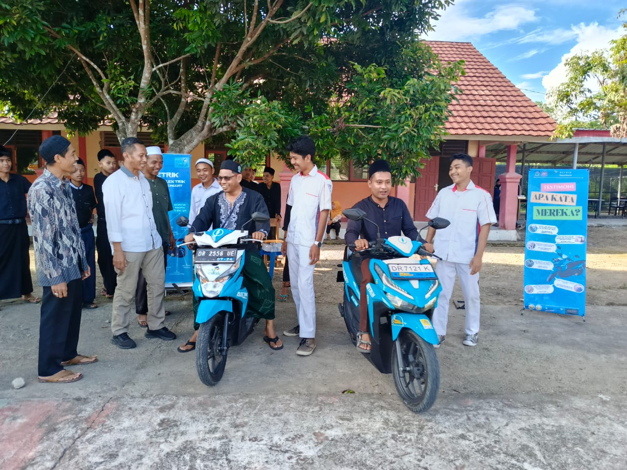INOVASI: SMKN 1 Jonggat memperkenalkan bebek listrik (betruk) kepada masyarakat sekitar sekolah, belum lama ini.(RUJU RAHMAT FOR LOMBOK POST)