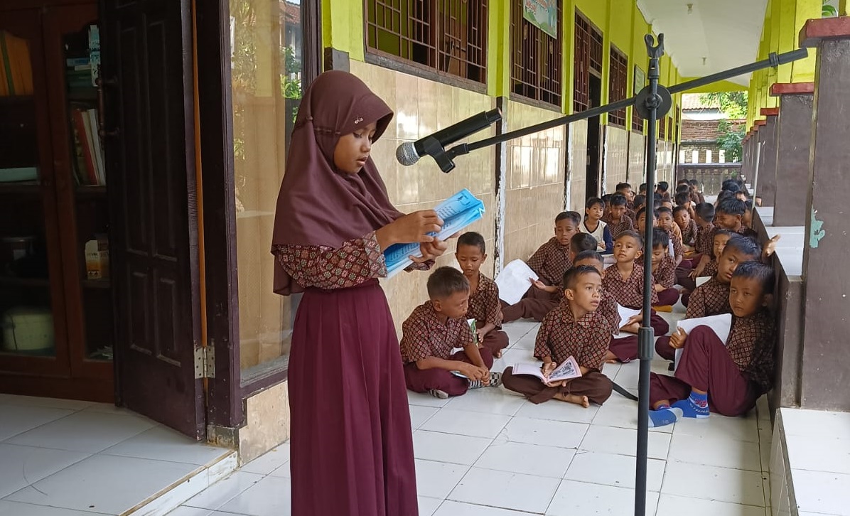 LITERASI: Para murid SDN 1 Kuripan Utara melaksanakan program literasi di sekolah setempat, pekan lalu.(MURSIDI FOR LOMBOK POST)