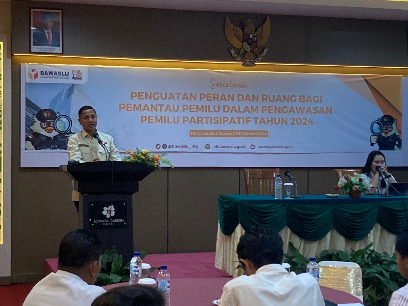 BEKALI PEMANTAU PEMILU: Kordiv Pencegahan, Parmas, dan Humas Bawaslu NTB Hasan Basri memberikan sambutan pada acara penguatan peran dan ruang bagi pemantau Pemilu di Lombok Garden, Mataram, Rabu (7/2)