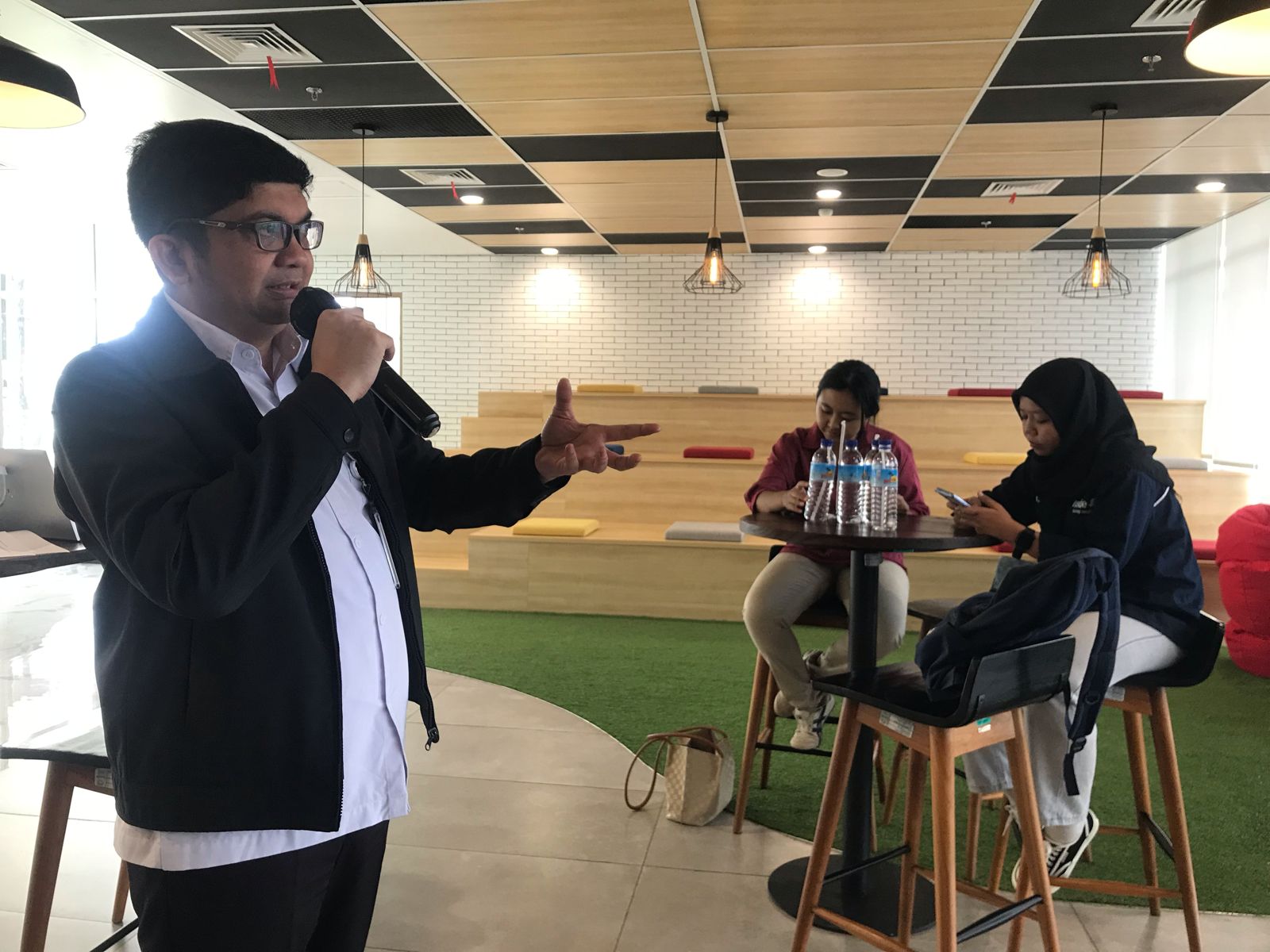 Kepala OJK NTB Rico Rinaldy (kiri) saat memberikan paparan perkembangan perbankan NTB yang positif setiap tahunnya di Kantor OJK NTB, Rabu (7/2).
