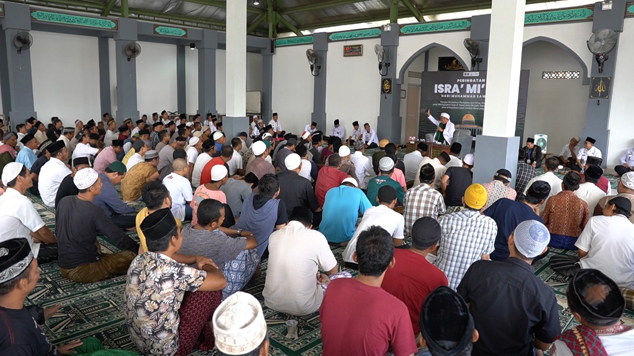 KUATKAN PEMBINAAN KEROHANIAN: Para narapidana atau warga binaan pemasyarakatan (WBP) Lapas Kelas II Lombok Barat memperingati Isra Mikraj Nabi Muhammad SAW di Masjid Al-Akbar Rabu (7/2).