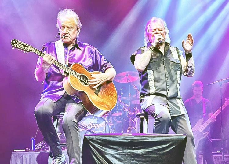 Air Supply :  Graham Russell (kiri)  dan lead singer Russell Hitchcock. (foto : salamancapress.com)