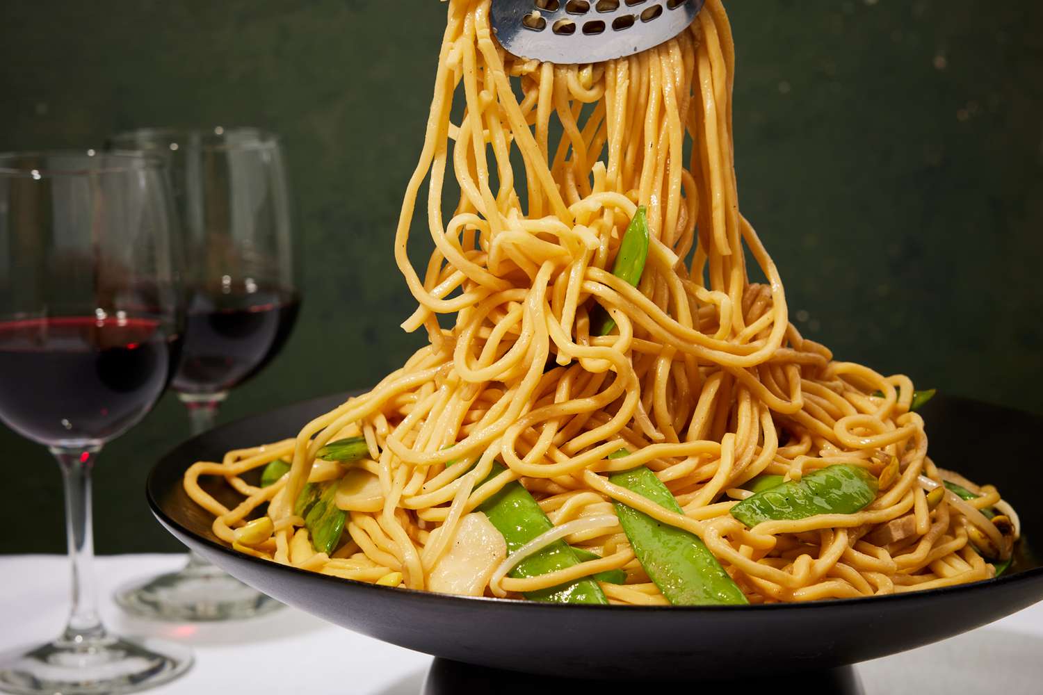 Mie panjang umur. (foto www.foodandwine.com)