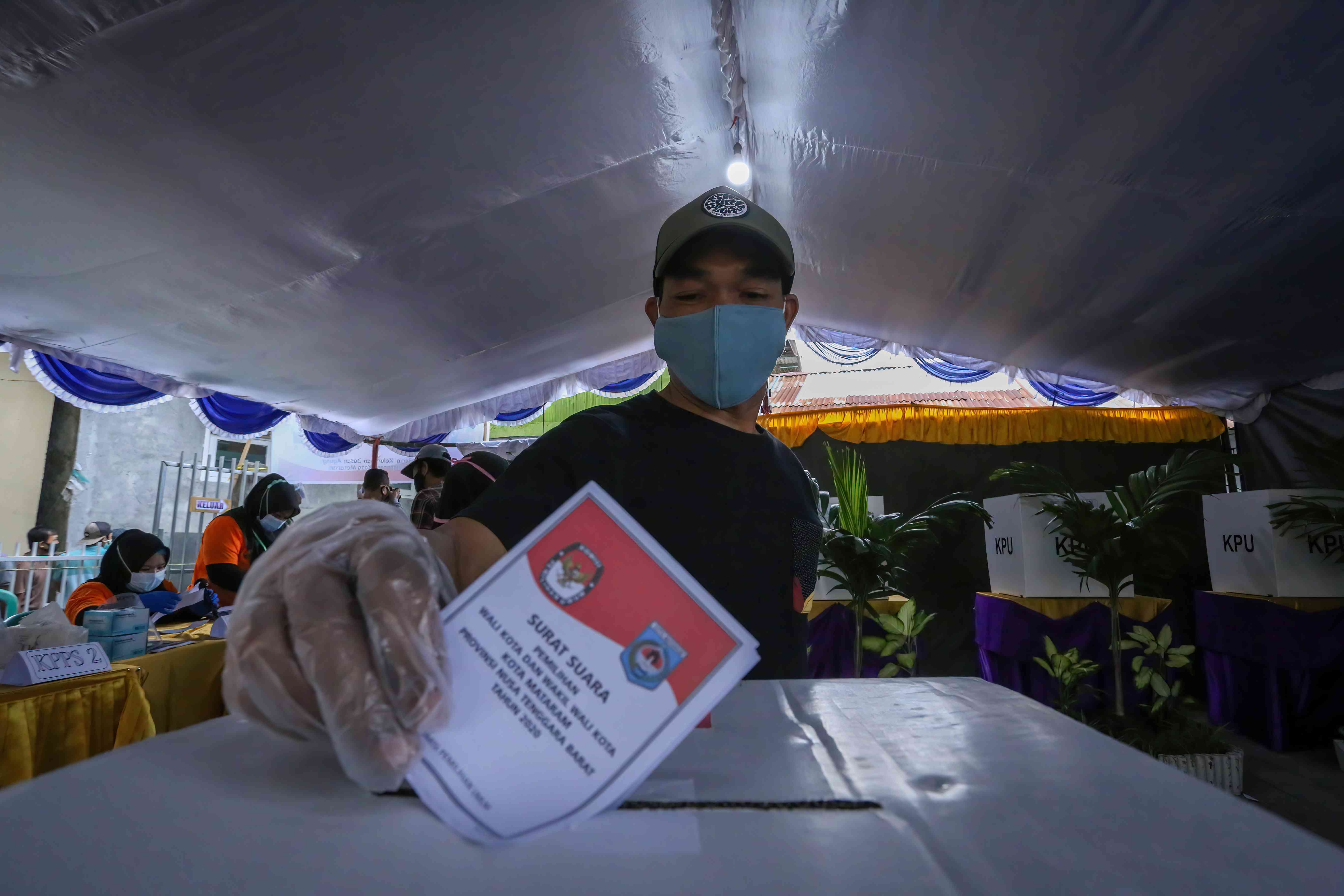 Jelang pemungutan suara untuk Pilpres dan Pileg yang akan berlangsung tanggal 14 Februari mendatang, saat ini KPU NTB dan Sumbawa terus memantau kondisi TPS agar tidak terdampak hujan.