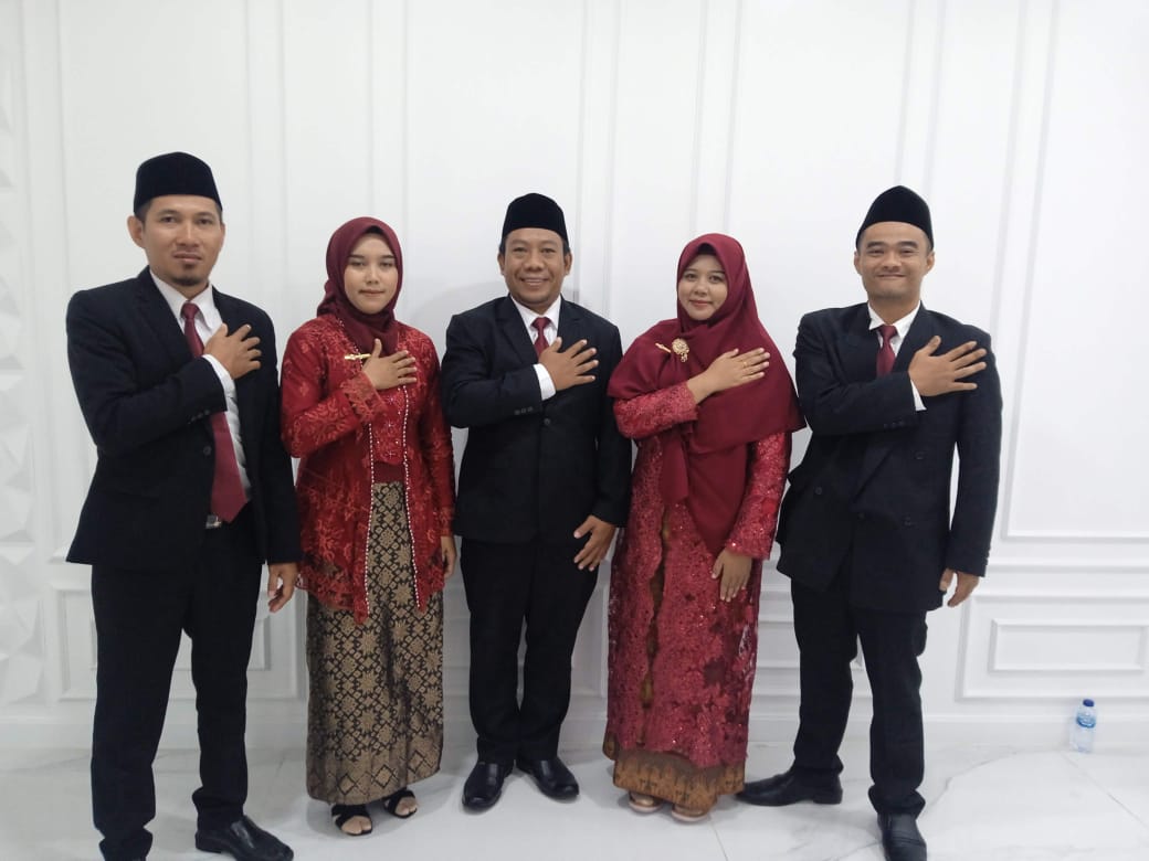 Ketua KPU Kota Mataram Edy Putrawan bersama empat komisioner lainnya Muslih Syuaib, Sulfiani Ariyanti, Dwi Ratnasari Yulianingsih dan Achmad Naufal Rochmatulloh usai pelantikan  di Jakarta, 3/2/24