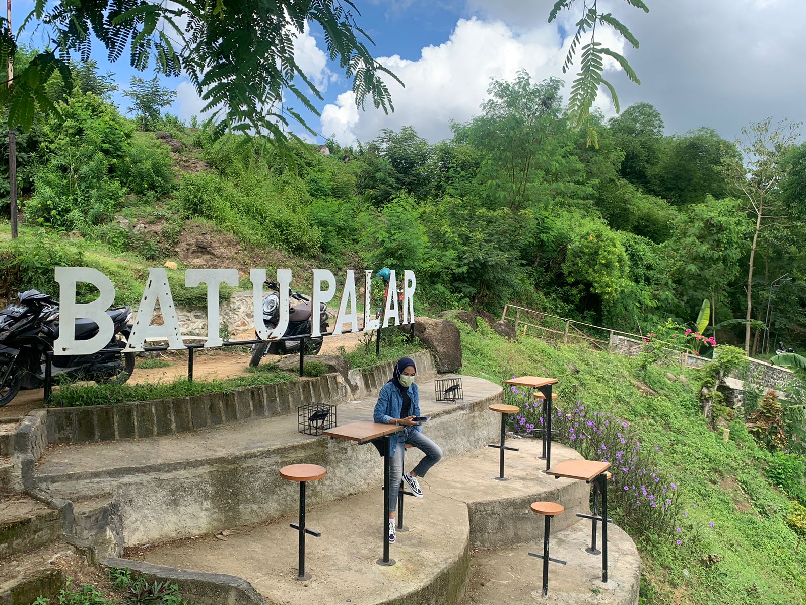 SANTAI : Tampak panggung Batu Palar di Desa Banyu Urip yang dijadikan objek wisata untuk menikmati alam.