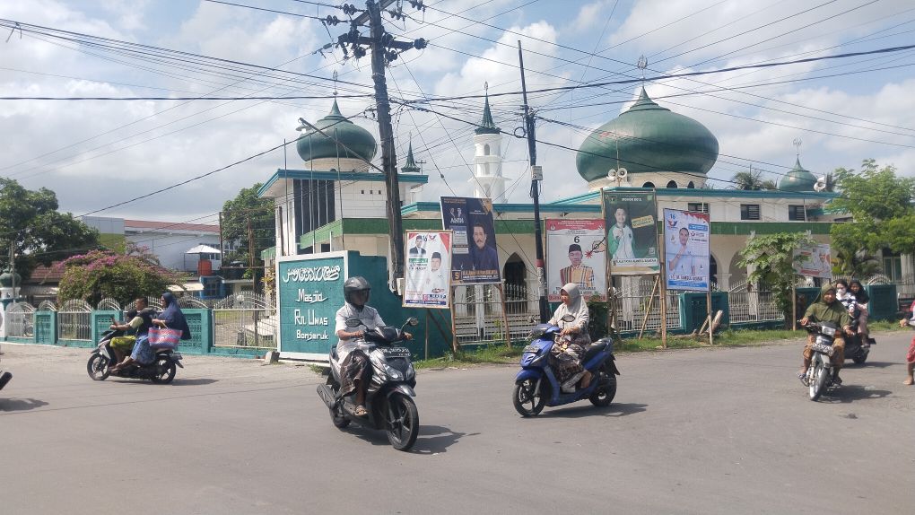 Sejumlah APK terpasang di sekitar area masjid di Desa Bonjeruk, Kecamatan Jonggat, Lombok Tengah, beberapa waktu lalu.