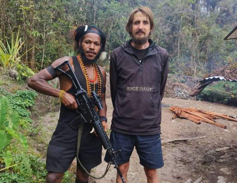 Pilot Susi Air Philip Mark Merthen foto bersama salah seorang anggota KST, Rabu (7/2).